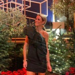 Amelia Bono con vestido negro de lo más glamuroso.
