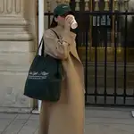 Sandra Rodríguez con un abrigo básico fondo de armario.