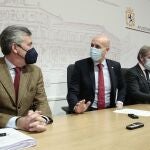 El alcalde de León, José Antonio Diez; el presidente de la Cámara de Comercio de León, Javier Vega y el secretario general, Javier Sanz, hacen balance de la Campaña de Bonos al Consumo 2021