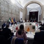 La ministra de Sanidad, Carolina Darias, junto con el consejero andaluz de Salud y Familias, Jesús Aguirre, y el director del Centro de Coordinación de Alertas y Emergencias Sanitarias, Fernando Simón, participan en la reunión del Consejo Interterritorial del Servicio Nacional de Salud celebrado este jueves en el Alcázar de los Reyes Cristianos, en Córdoba