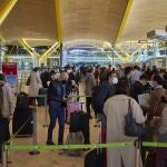 Pasajeros con mascarilla en la T1 del aeropuerto Adolfo Suarez-Barajas, en Madrid.