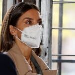 La Reina Letizia durante su recorrido por las colecciones del Real monasterio de las descalzas reales en Madrid este jueves tras su reapertura al público.
