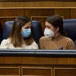 La ministra de Derechos Sociales, Ione Belarra (izda.) y la titular de Igualdad, Irene Montero (dcha,), en el Congreso