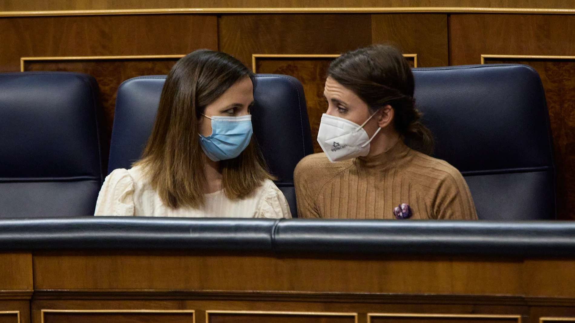 La ministra de Derechos Sociales, Ione Belarra (izda.) y la titular de Igualdad, Irene Montero (dcha,), en el Congreso