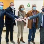 La consejera de Empleo de la Junta de Andalucía, Rocío Blanco (c), en la firma del acuerdo del sector del metal de Cádiz