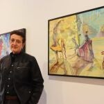 Manolo García, junto a varios de sus cuadros que pertenecen a su exposición “Cuerpos celestes”