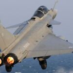 Un avión Rafale despega de un portaaviones francés