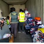 Agentes de la Guardia Civil revisan el material del que se había apropiado el detenido