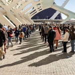 Varias personas hacen cola para recibir la vacuna contra el Covid-19, en un dispositivo situado junto al Museo de las Ciencias de València