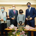 Miguel de Ángel de Vicente junto con los ganadores del premio