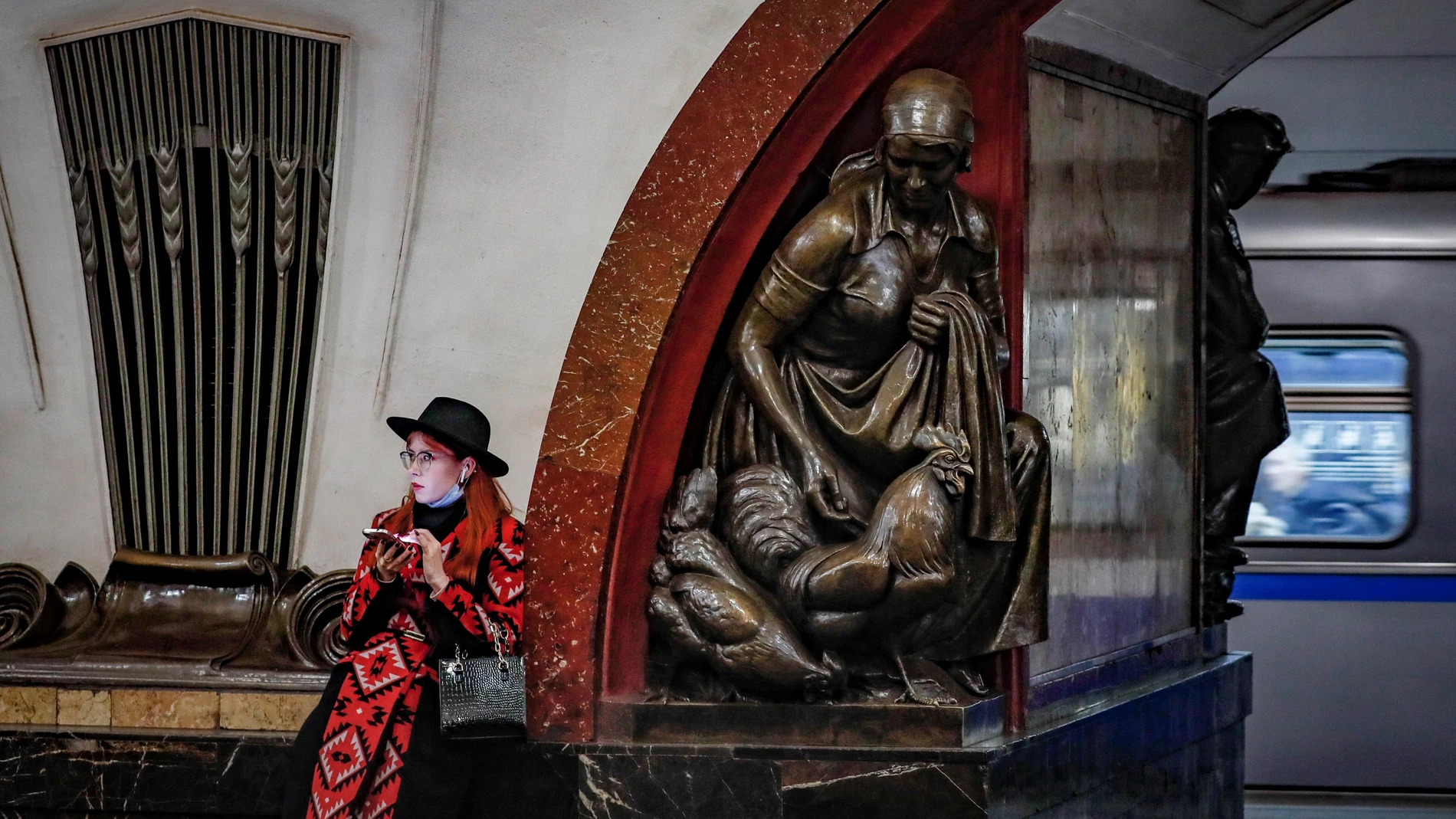 Una mujer lleva una mascarilla en una de las estaciones del metro de Moscú