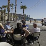 Turistas en el paseo marítimo de Benidorm