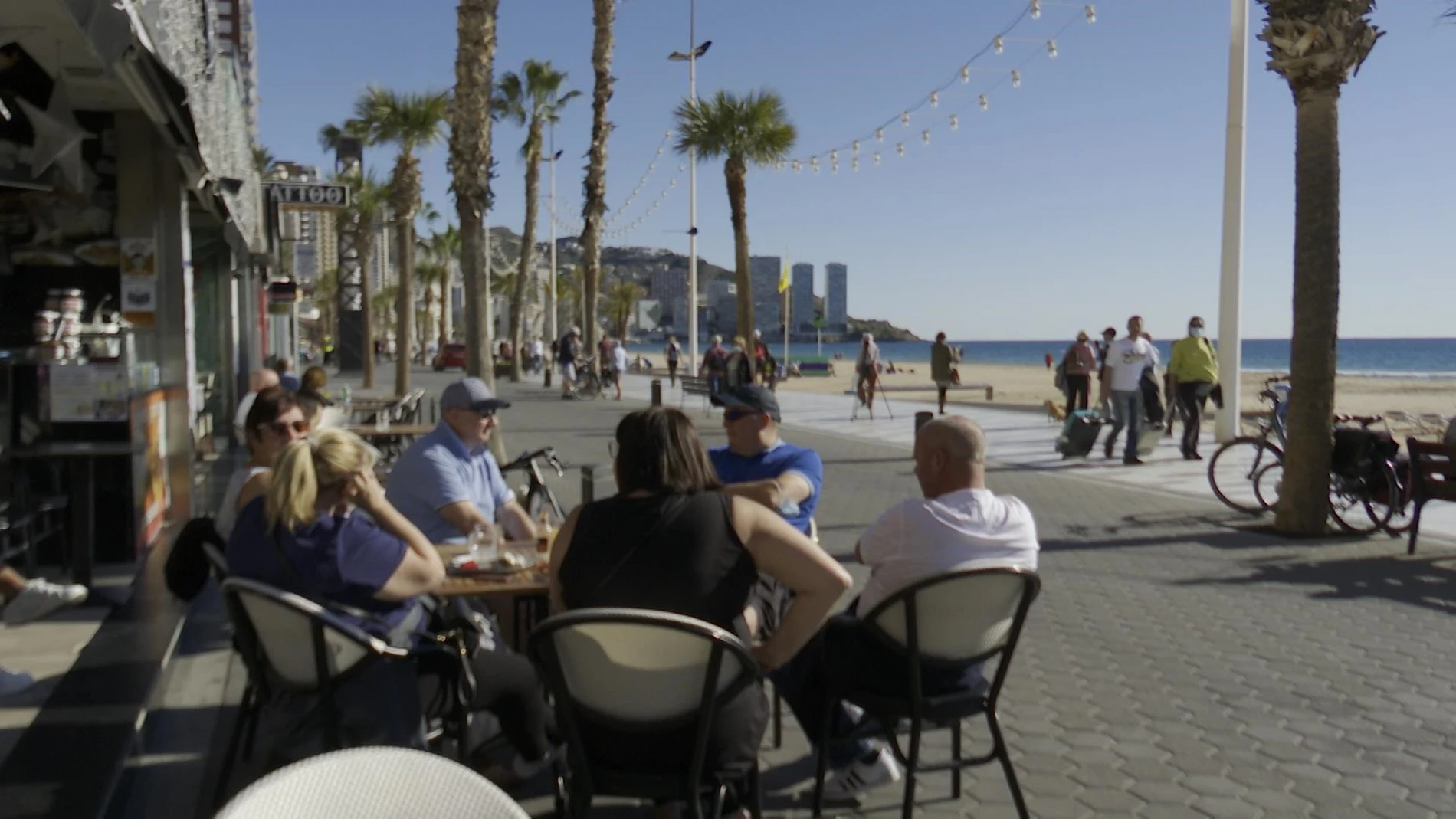 Turistas en el paseo marítimo de Benidorm