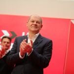 Olaf Scholz, el futuro canciller de Alemania, celebra la votación en el congreso de su partido, el SPD