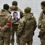 Un soldado ucraniano en el funeral de Valery Gerovkin, de 22 años y residente en Kramatorsk, Ucrania