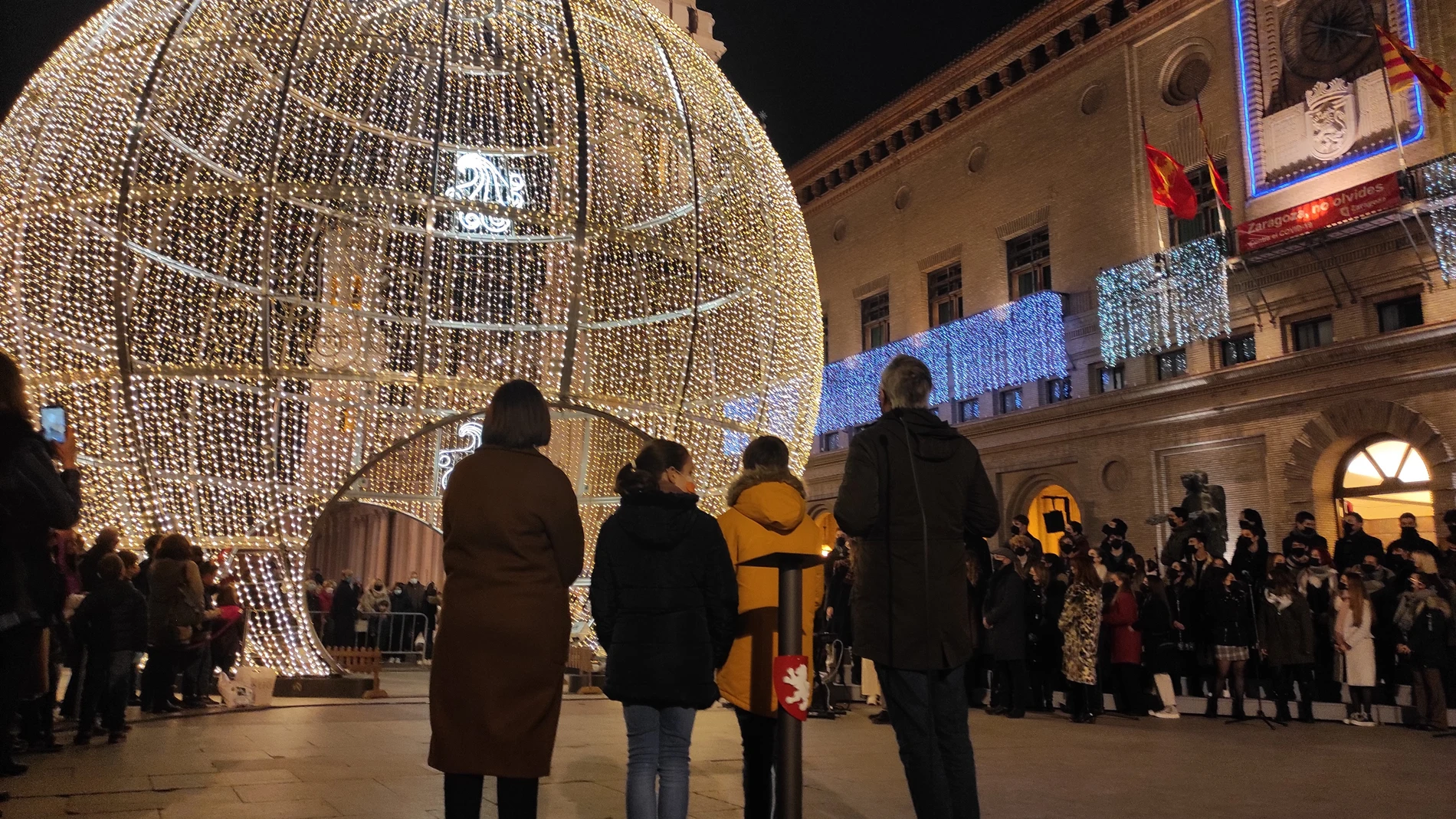 Zaragoza.- La ciudad enciende sus luces de Navidad para "llenar de magia" las calles comerciales, barrios y distritos