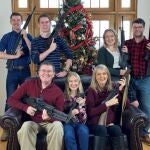 El polémico congresista, Thomas Massie, junto a su familia y su particular Navidad