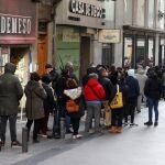 Cola para comprar lotería de Navidad en Doña Manolita
