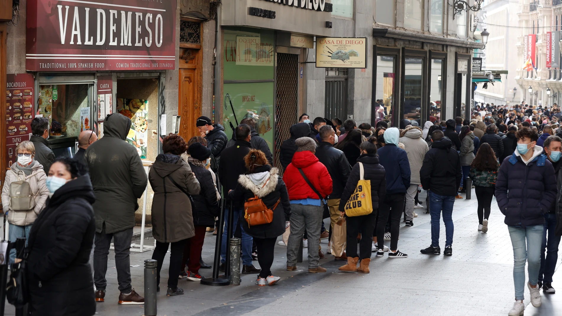 Cola para comprar lotería de Navidad en Doña Manolita