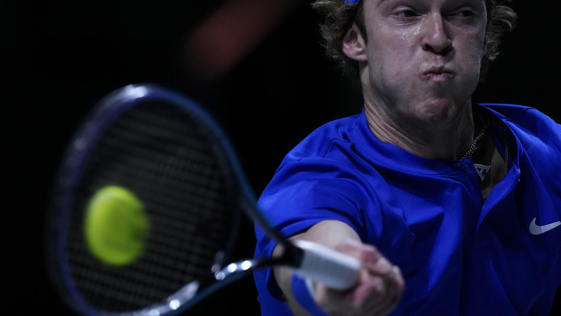 Rublev golpea una derecha en su partido contra Gojo de la final de la Copa Davis