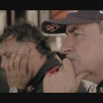 Fotograma del documental, Carlos Sainz con Lucas Cruz, su copiloto del Dakar