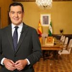 El presidente de la Junta de Andalucía, Juanma Moreno, en un mensaje institucional por el Día de la Constitución. Efe/Junta de Andalucía