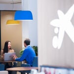 Atención al cliente personalizada en una oficina de CaixaBank