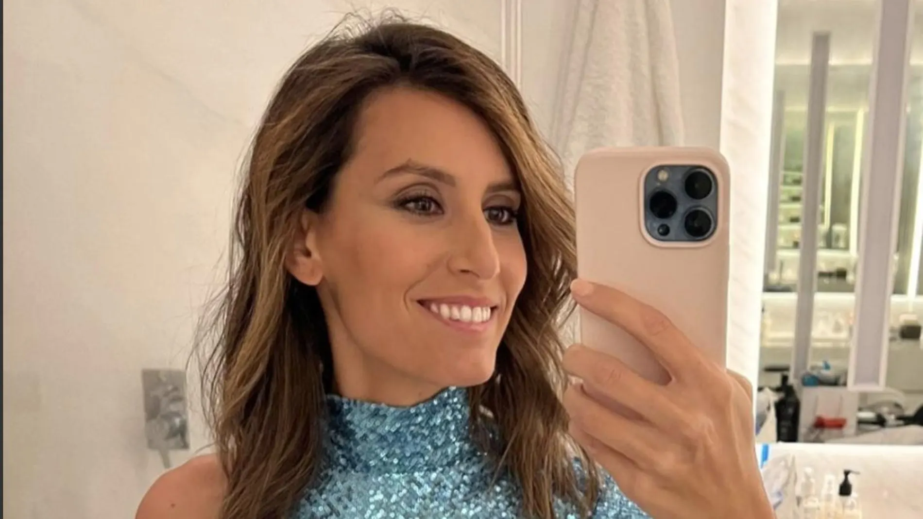 Ana Boyer lista para ir a la mejor gala de Navidad.