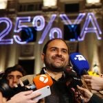 Fernando Sánchez Costa (c), presidente de Societat Civil Catalana, atiende a los medios.