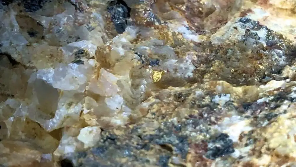 El profesor de la ULE, Javier Fernández-Lozano, analiza un nuevo modelo para explicar los cambios en la profundidad a la que se producen los movimientos sísmicos y el origen de algunos yacimientos minerales