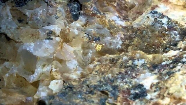 El profesor de la ULE, Javier Fern&aacute;ndez-Lozano, analiza un nuevo modelo para explicar los cambios en la profundidad a la que se producen los movimientos s&iacute;smicos y el origen de algunos yacimientos minerales