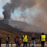 El volcán de Cumbre Vieja sigue con su actividad de emisión de piroclastos y de lava fluida
