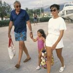 CARMEN MARTINEZ BORDIU Y JEAN MARIE ROSSI CON SU HIJA CYNTHIA ROSSI EN 1988