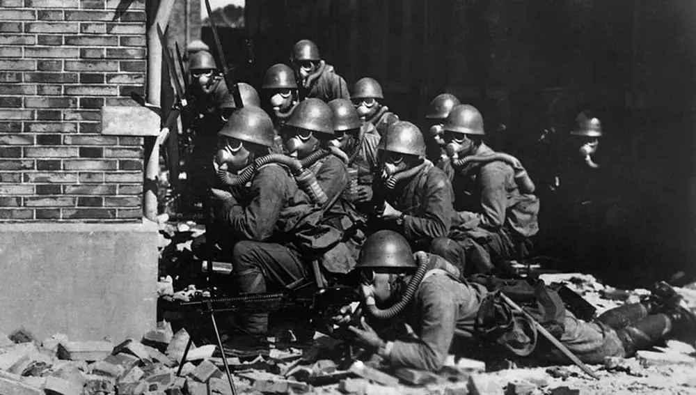 Tropas japonesas con protección química en la batalla de Shanghai