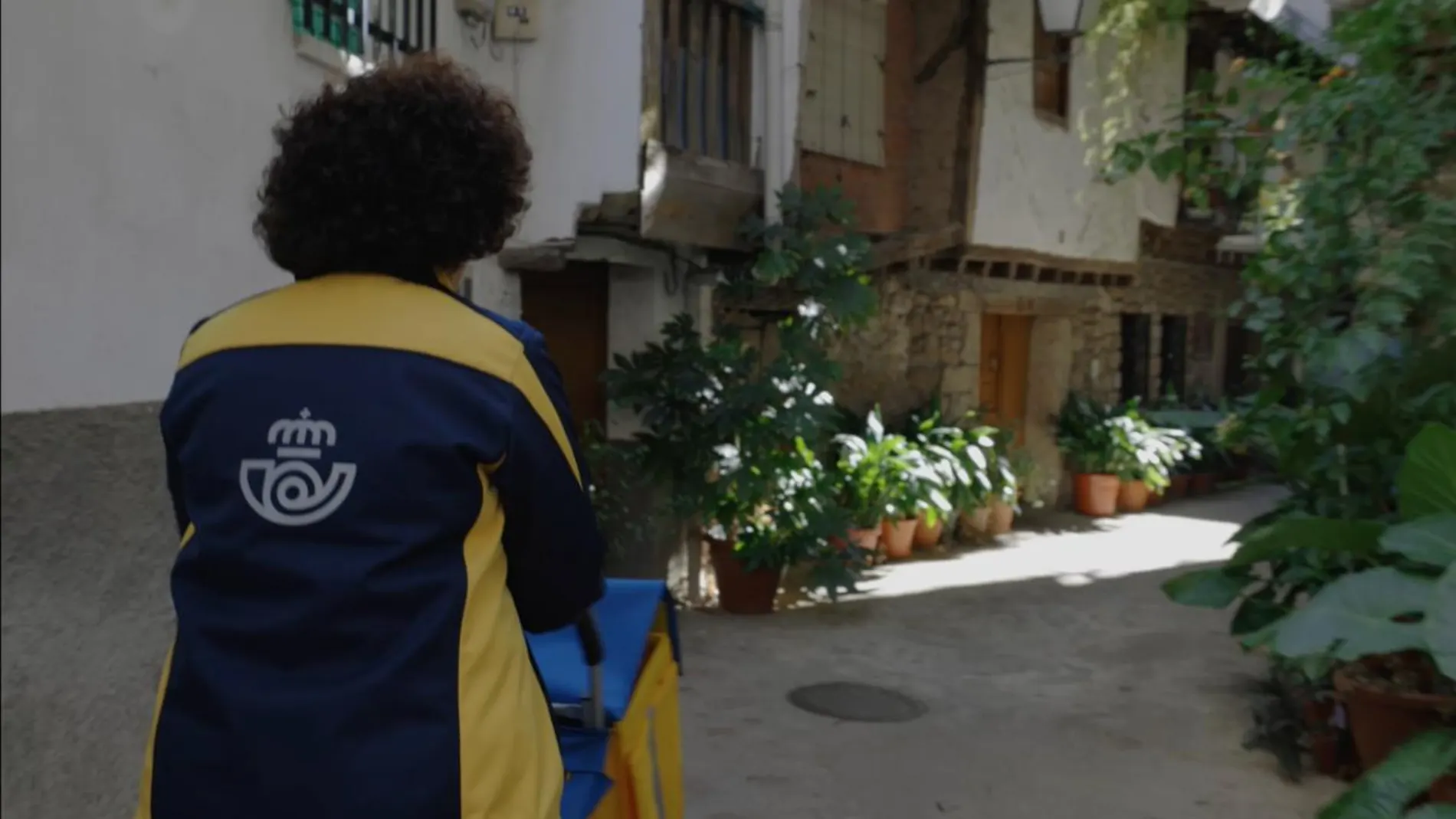 Una empleada de Correos trabajando en el medio rural