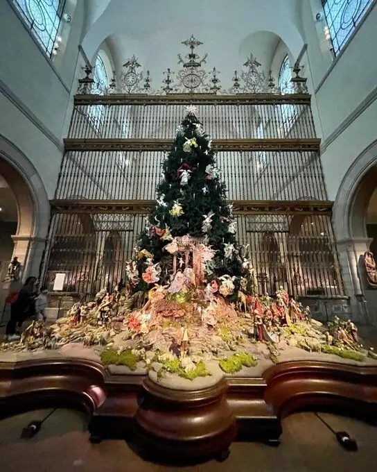 Imagen de la felicitación navideña del Metropolitan de Nueva York con la reja &quot;expoliada&quot; de la catedral de Valladolid