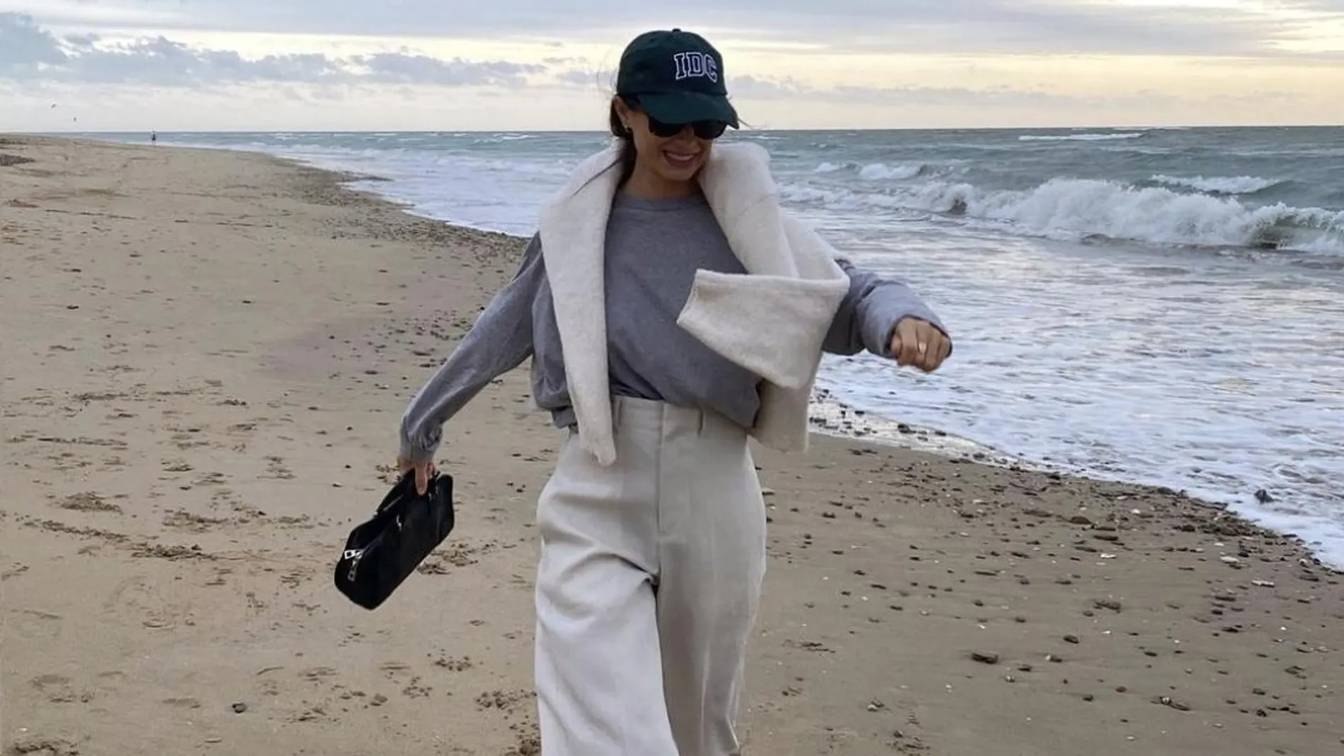 María Valdés con look invernal y playero.