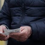 Una persona con dos décimos del Sorteo Extraordinario de la Lotería de Navidad | Eduardo Parra / Europa Press