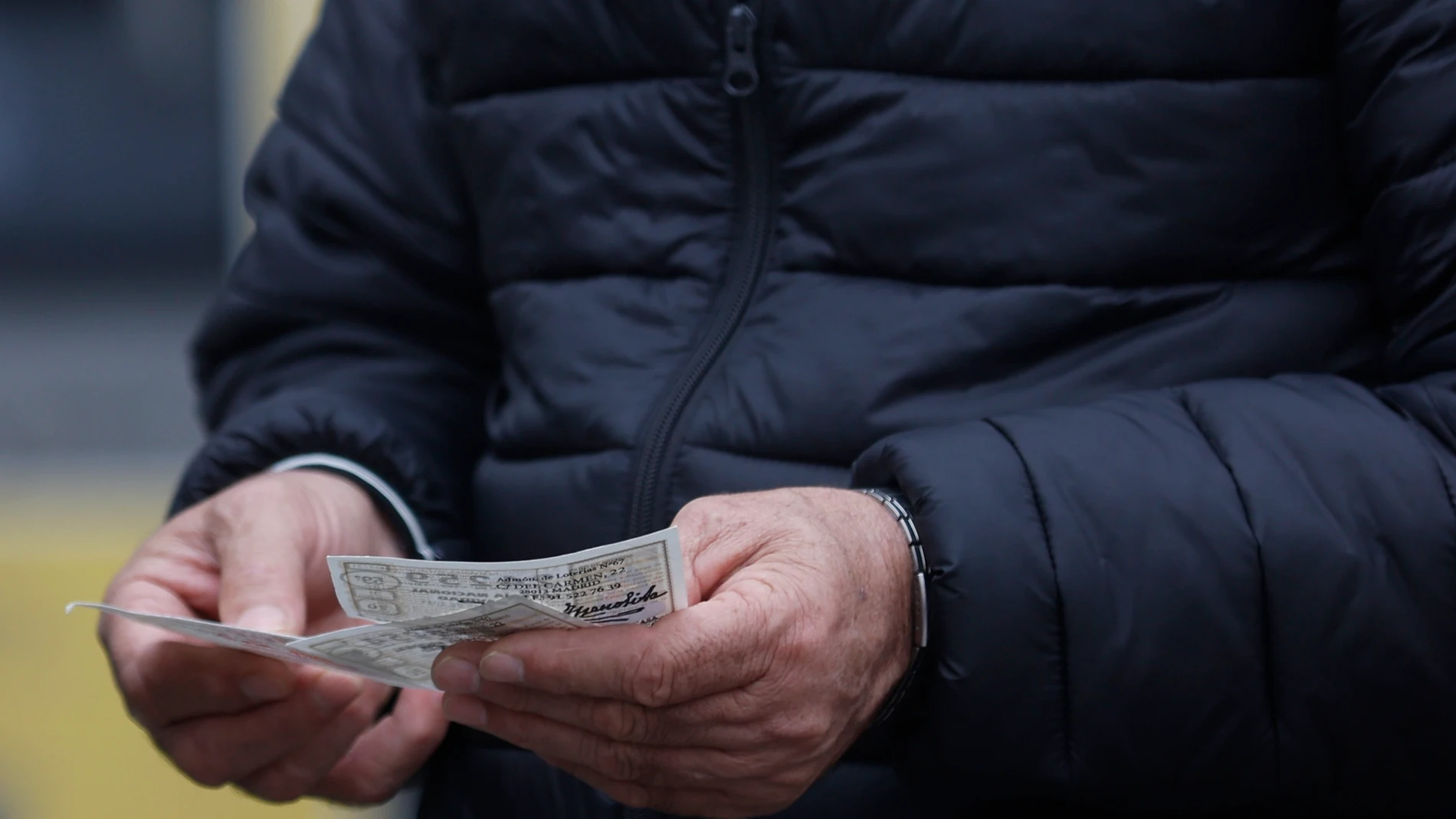 Una persona con dos décimos del Sorteo Extraordinario de la Lotería de Navidad | Eduardo Parra / Europa Press