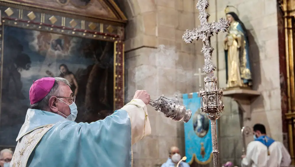 La Corporación Municipal del Ayuntamiento de León acude a la Solemne Eucaristía en el convento de las Madres Concepcionistas con motivo de la celebración de la festividad de la Inmaculada Concepción