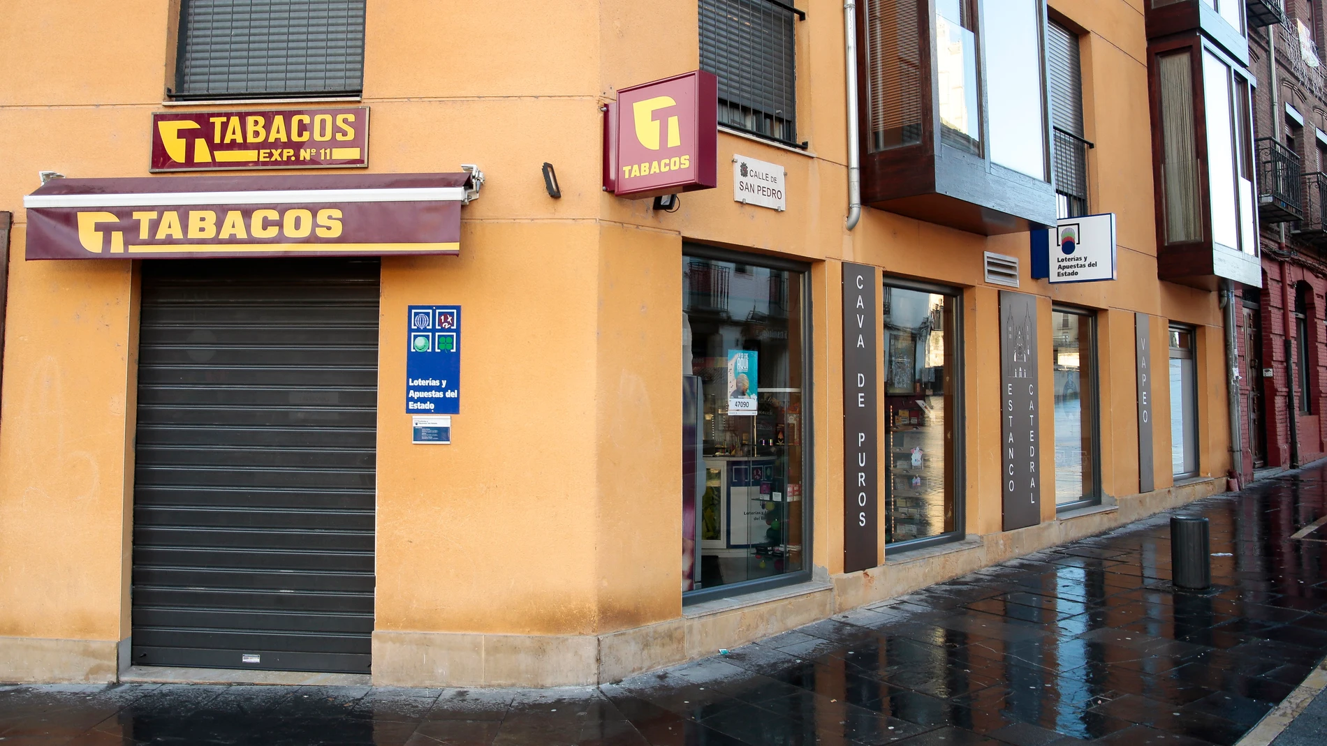El sorteo del Euromillón, deja un premio de 143 millones de euros en la capital leonesa. En la imagen, el estanco de la calle San Pedro, donde se ha sellado el boleto premiado