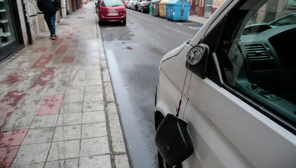 Una docena de vehículos sufren daños esta madrugada en la avenida de Nocedo de León