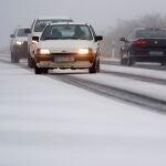 Vehículos circulan con dificultad por la carretera CL-505 en Ávila por la nieve caída en las últimas horas. EFE/ Raúl Sanchidrián