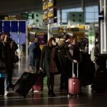 Miles de pasajeros están perdiendo los vuelos por los problemas en el control de pasaportes