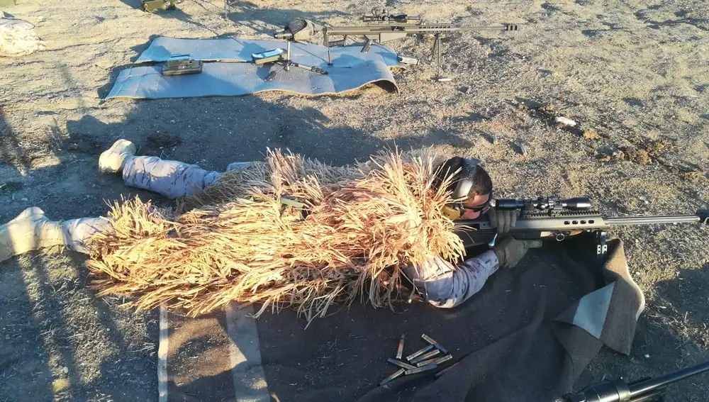Ejercicios de tiro con fusiles de precisión por parte de la Infantería de Marina de la Armada