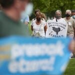 Varias personas durante una manifestación por el fin de la dispersión de los presos de ETA