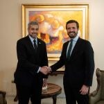 El presidente del Partido Popular (PP) y líder de la oposición, Pablo Casado (d), durante la reunión que mantiene con el presidente de Paraguay, Mario Abdo Benítez (i)