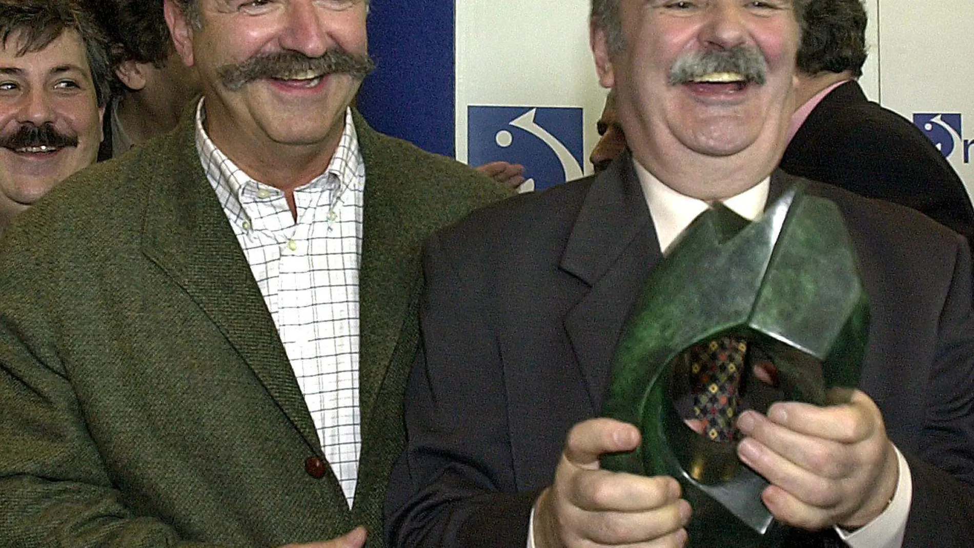 El cocinero Luis Irizar (d) acompañado por su colega Pedro Subijana, sostiene el premio "Radio Euskadi de Comunicacion 2001.