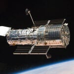 Las 11 toneladas de peso del telescopio Hubble llevan orbitando la Tierra a 593 kilómetros de altura desde 1990.