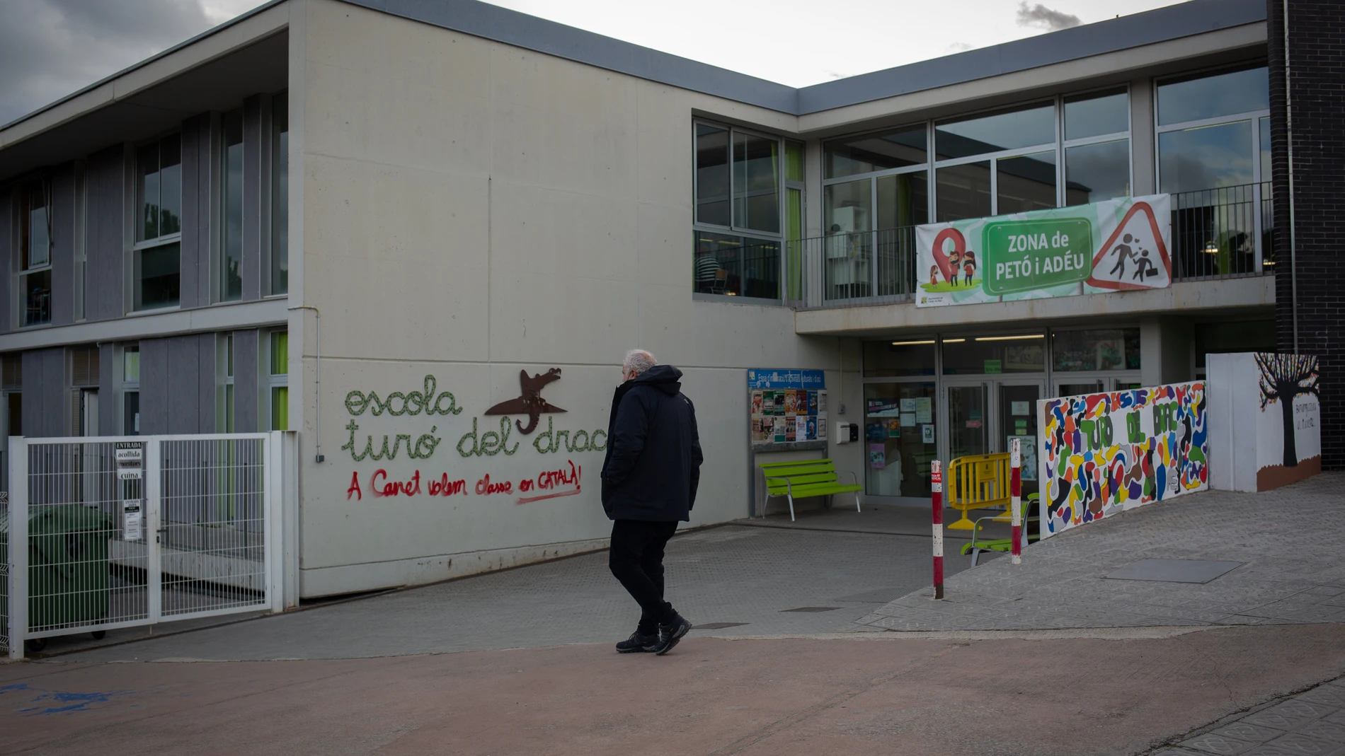 Una pintada en la fachada de la escuela Turó del drac durante una manifestación contra el establecimiento de un 25% de castellano en las escuelas catalanas